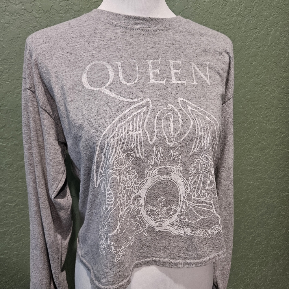 NWT -  Day Queen Crest Crop Sleeve Tee from Urban Outfitters